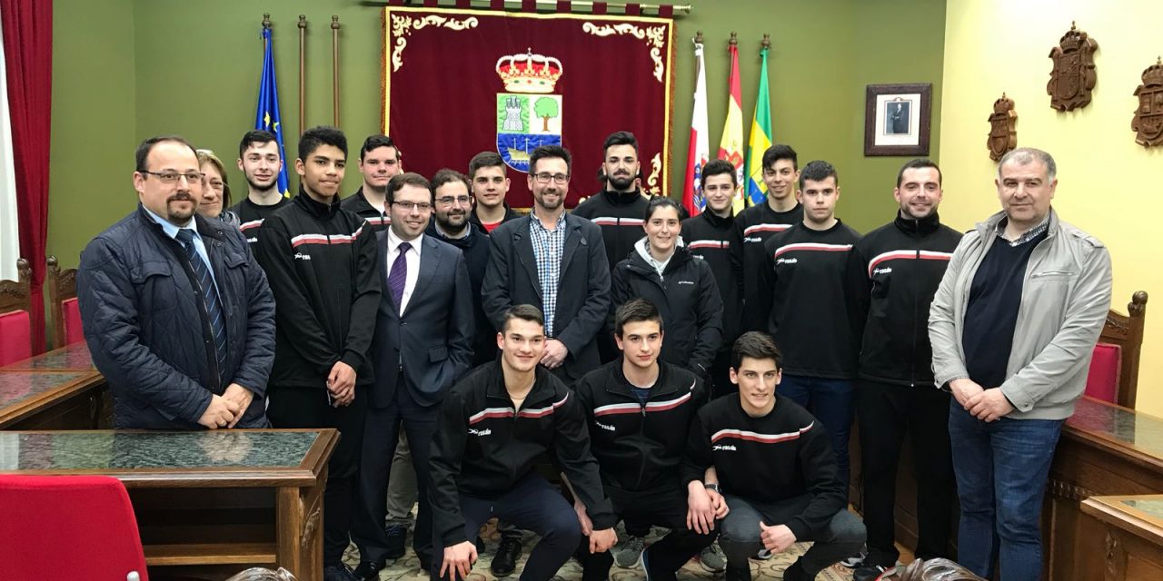 Javier Incera felicita al equipo juvenil masculino del Club Balonmano Colindres por su victoria en el Campeonato de Cantabria