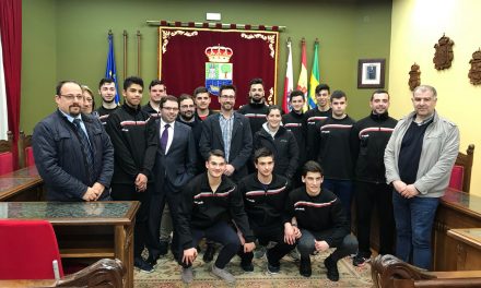 Javier Incera felicita al equipo juvenil masculino del Club Balonmano Colindres por su victoria en el Campeonato de Cantabria