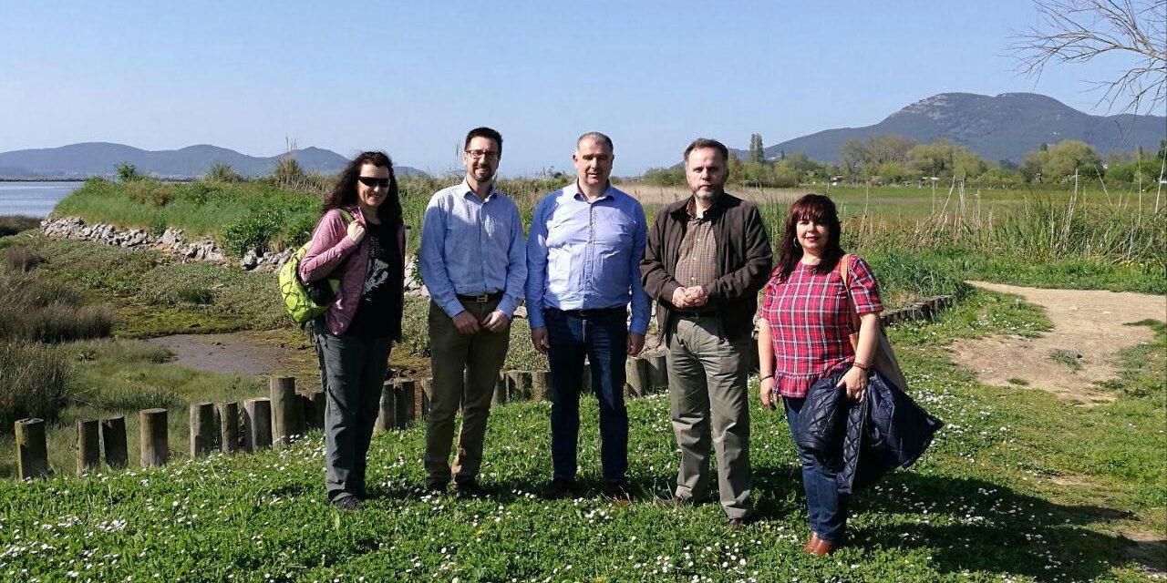 En estudio las propuestas para prolongar la pasarela de la marisma sur y acondicionar el sendero en la marisma norte, solicitadas al consejero Jesús Oria