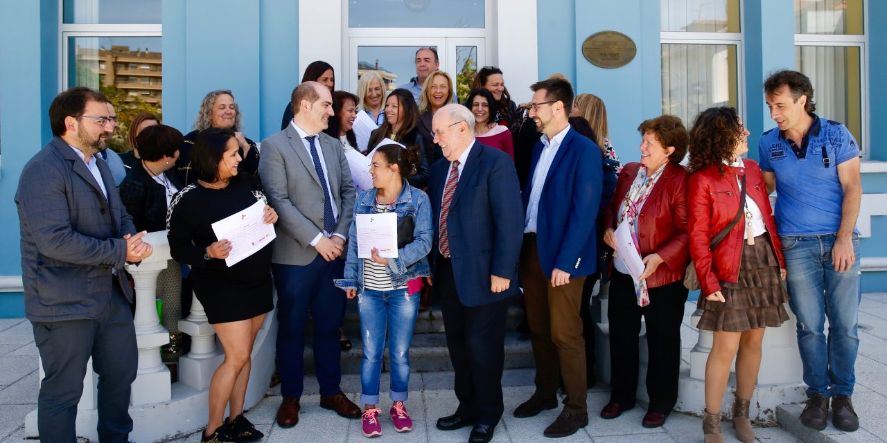 Quince parados de Colindres acaban su formación en el taller de empleo sobre atención a la dependencia